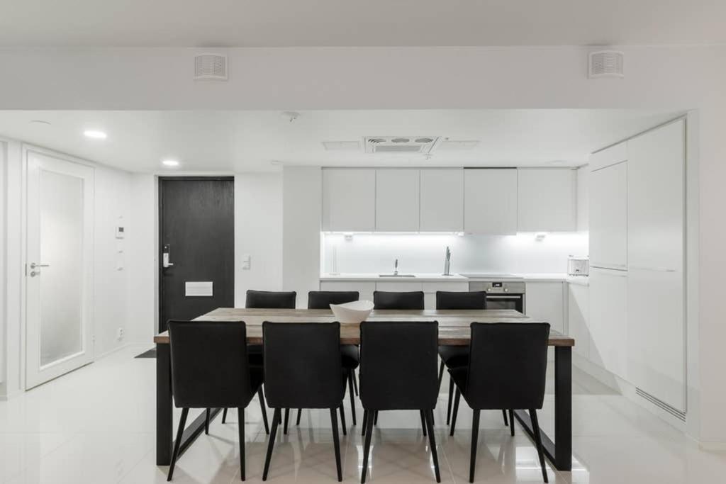 Sleek And Spacious 3 Bedroom Apartment In City Centre Helsinki Exterior photo