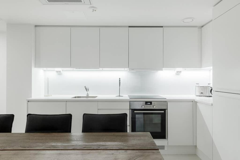 Sleek And Spacious 3 Bedroom Apartment In City Centre Helsinki Exterior photo